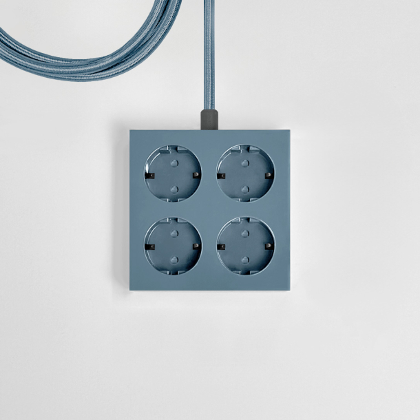 Domusnord Connector Ash Blue. Kvadratisk design stikd�se med 4 udtag og matchende bl� stofledning. Dansk design str�mskinne til det moderne hjem.