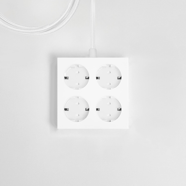 Domusnord Connector hvid kvadratisk stikd�se med 4 udtag og hvid stofbetrukket ledning i dansk design til skrivebordet.