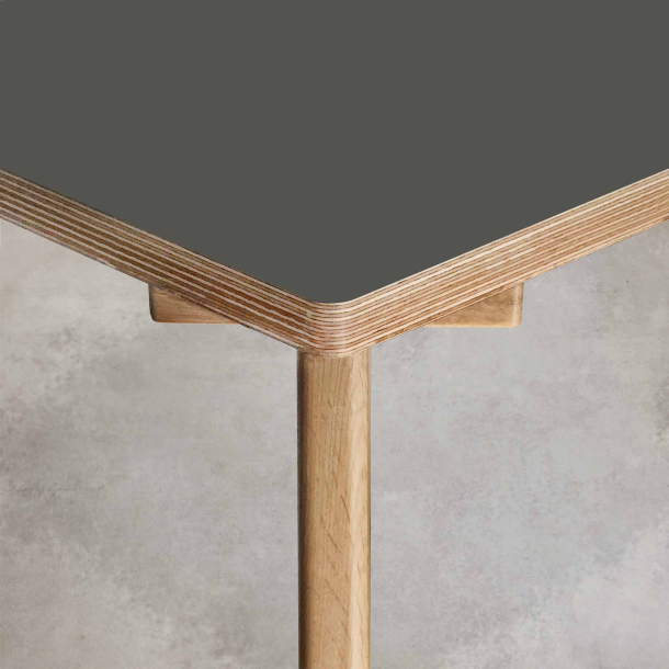 Domusnord Studio Linoleums Skrivebord p Birkekrydsfiner 140 x 70 cm i 19 farver