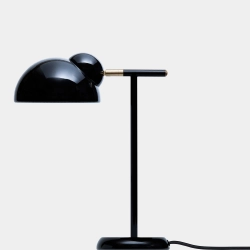 Klassisk sort bordlampe Bubble fra Domusnord &ndash; stilren skrivebordslampe med h�j finish og holdbart dansk design.