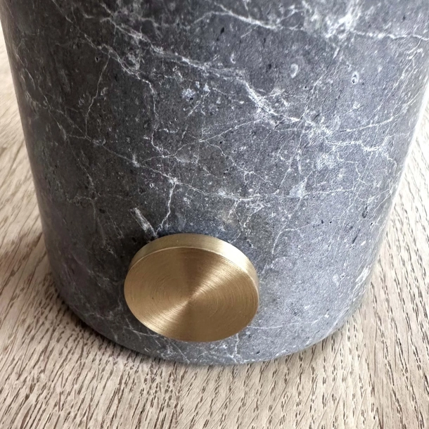 Detalje af massiv gr� marmor og messingknap p� Domusnord marmorlampe &ndash; eksklusivt dansk design af Due & Fangel med fokus p� kvalitet.