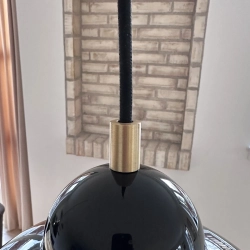 Detalje af messing-finish p� Bubble pendel &ndash; eksklusivt dansk design og h�j materialekvalitet p� sort lille og stor loftlampe.