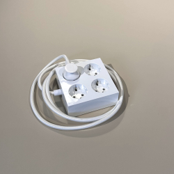Witte Domusnord Connector stekkerdoos met platte 90 graden hoekstekker voor eenvoudige plaatsing achter meubels.
