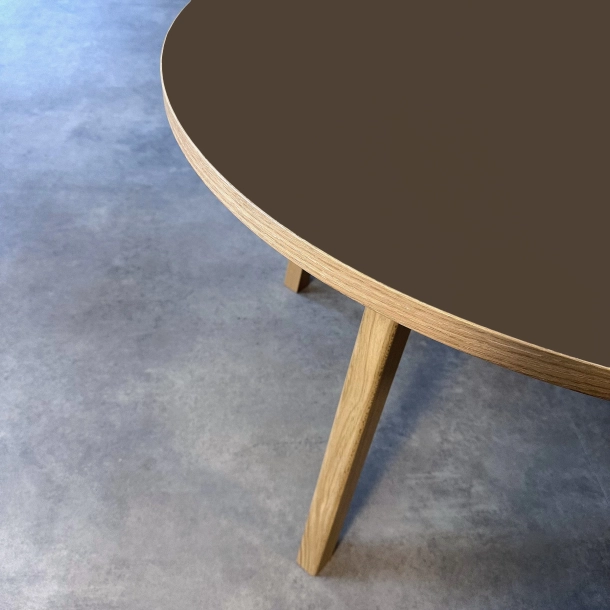 Domusnord Room rundt Linoleums Spisebord i eg �130 cm i 19 farver