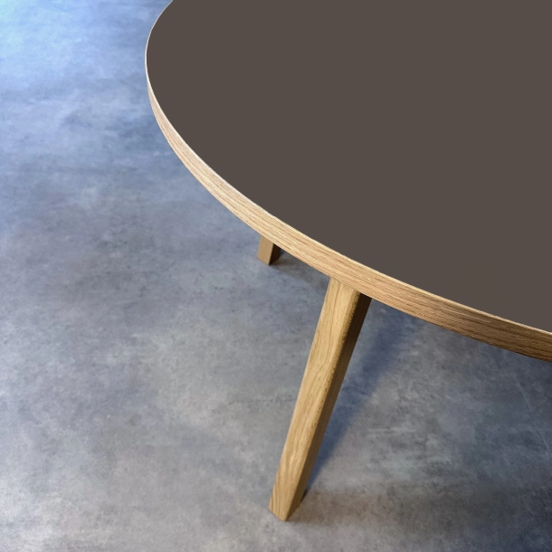Domusnord Room rundt Linoleums Spisebord i eg �130 cm i 19 farver
