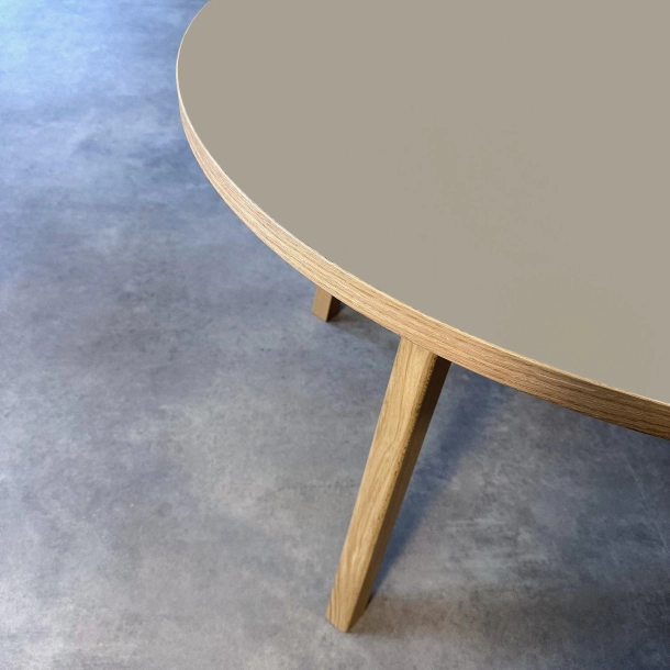 Domusnord Room rundt Linoleums Spisebord i eg �130 cm i 19 farver