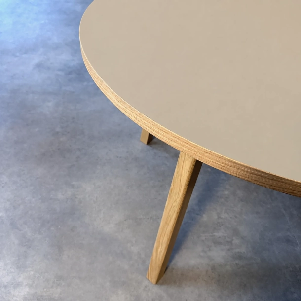Domusnord Room rundt Linoleums Spisebord i eg �130 cm i 19 farver