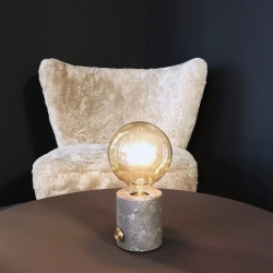 Gr� genopladelig bordlampe i marmor p� loungebord &ndash; minimalistisk tr�dl�s lampe i dansk design med hyggeligt lys i op til 24 timer.