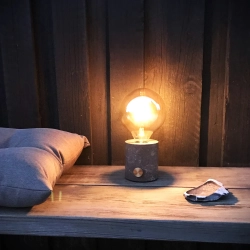 Tung og stabil marmorlampe p� b�nk &ndash; b�rbar havelampe i dansk design, der kan erstatte stearinlys p� havebordet med op til 24 timers batteri.