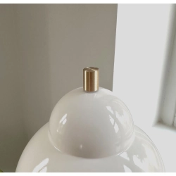 Detalje af messing-finish og beige sk�rm p� Bubble Free design lampe &ndash; eksklusivt h�ndv�rk med op til 10 timers lys til erhverv og hotelindretning.