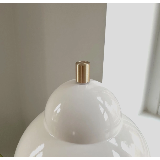 Detalje af messing-finish og beige sk�rm p� Bubble Free design lampe &ndash; eksklusivt h�ndv�rk med op til 10 timers lys til erhverv og hotelindretning.