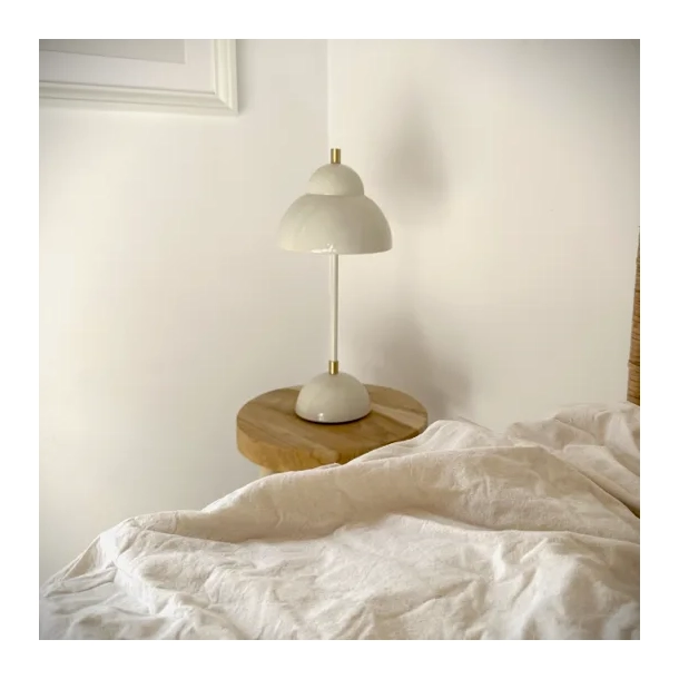Beige Bubble Free brugt som natlampe p� natbord &ndash; rolig belysning til sovev�relset med denne tr�dl�se batteri lampe (op til 10 timer).