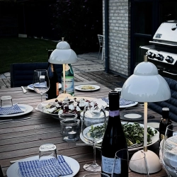 Bubble Free som stemningsfuld restaurantlampe &ndash; tr�dl�s belysning og caf�belysning med op til 10 timers batteritid, der sikrer lys gennem hele middagen.