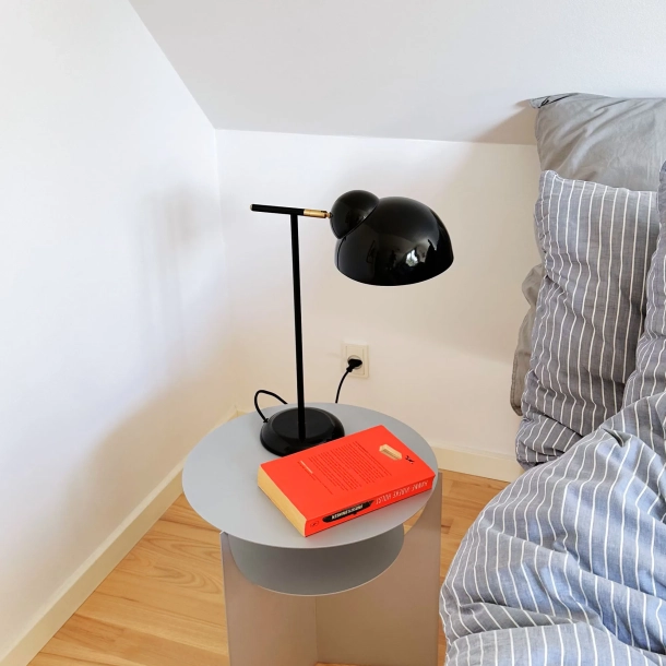 Sort Bubble sengelampe i blank finish &ndash; elegant natlampe og l�selampe til sovev�relset i gennemf�rt skandinavisk stil.