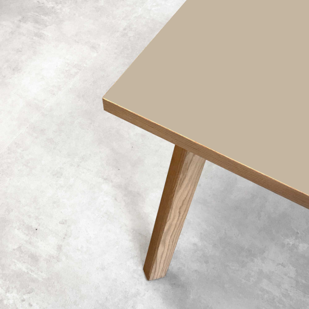 Domusnord Room Linoleums Skrivebord i Eg 140 x 70 cm i 19 farver