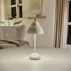 Minimalistisk stue med beige Bubble Free ledningsfri lampe &ndash; moderne stuelampe med op til 10 timers driftstid i et rent nordisk formsprog.