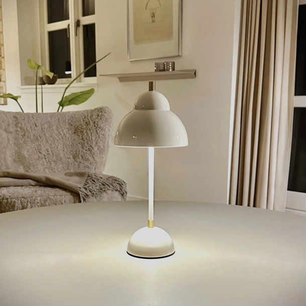 Minimalistisk stue med beige Bubble Free ledningsfri lampe &ndash; moderne stuelampe med op til 10 timers driftstid i et rent nordisk formsprog.