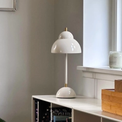 Tr�dl�s bordlampe i vindueskarm &ndash; Bubble Free i beige blank fungerer som dekorativ vindueslampe med praktisk driftstid p� op til 10 timer.